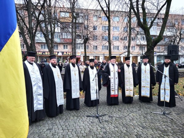 Запалили свічки та поклали символічні букети з колосками до меморіальної стели: у Ковелі вшанували пам’ять жертв голодоморів
