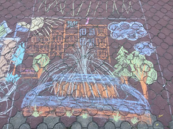 Юні ковельчани малювали рідне місто кольоровою крейдою ФОТО Юні ковельчани малювали рідне місто кольоровою крейдою ФОТО