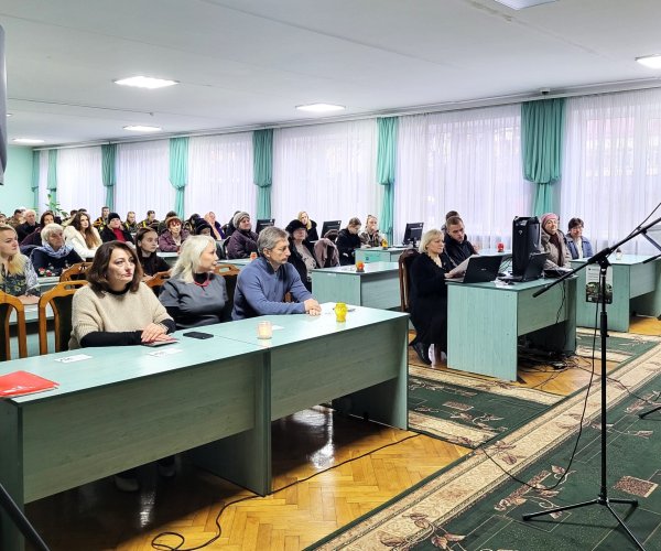 Запалили свічки та поклали символічні букети з колосками до меморіальної стели: у Ковелі вшанували пам’ять жертв голодоморів