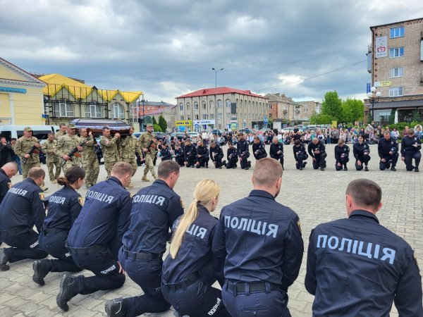 У Ковелі провели у Небесне військо 35-річного сержанта поліції Дмитра Сергієнка У Ковелі провели у Небесне військо 35-річного сержанта поліції Дмитра Сергієнка