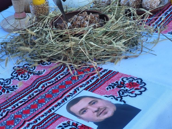 Порожні місця за різдвяним столом: у Ковелі вшанували тих, на кого чекають удома Порожні місця за різдвяним столом: у Ковелі вшанували тих, на кого чекають удома