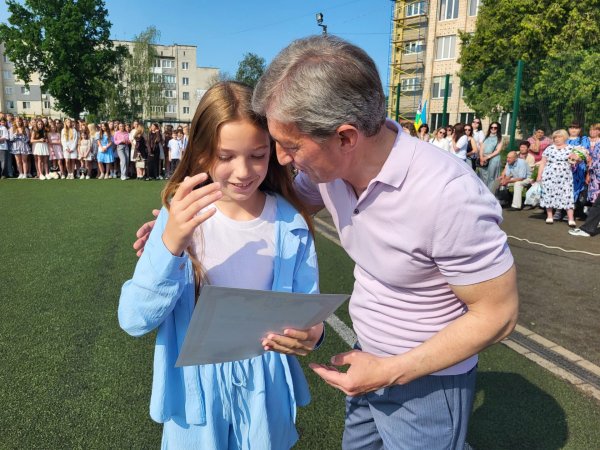 Це неймовірні моменти: для ковельських школярів пролунав останній дзвоник