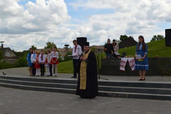 Ковельчани поклали квіти до монумента Тараса Шевченка ФОТО Ковельчани поклали квіти до монумента Тараса Шевченка ФОТО