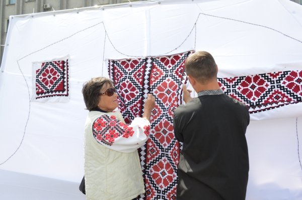 У день вишиванки ковельчани оздоблювали велетенську сорочку для Кобзаря У день вишиванки ковельчани оздоблювали велетенську сорочку для Кобзаря