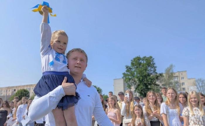 Це неймовірні моменти: для ковельських школярів пролунав останній дзвоник