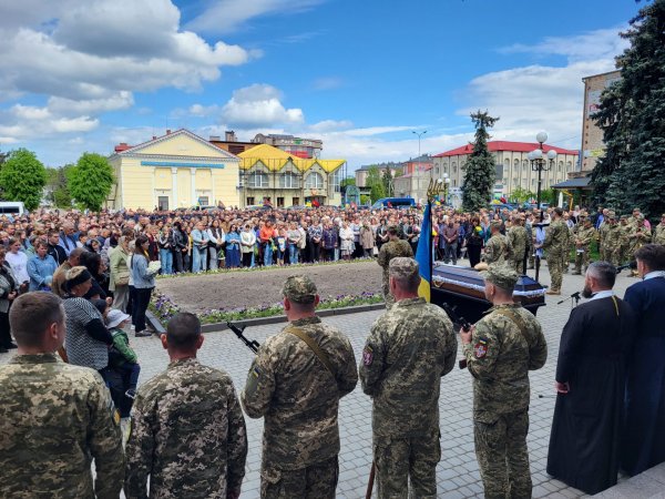 У Ковелі провели у Небесне військо 35-річного сержанта поліції Дмитра Сергієнка У Ковелі провели у Небесне військо 35-річного сержанта поліції Дмитра Сергієнка