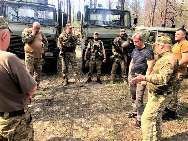 Міський голова Ігор Чайка разом зі своїми заступниками побували на сході, передали автомобілі та іншу допомогу військовим