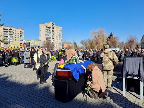 У Ковелі попрощалися із загиблим захисником України Олександром Маслом