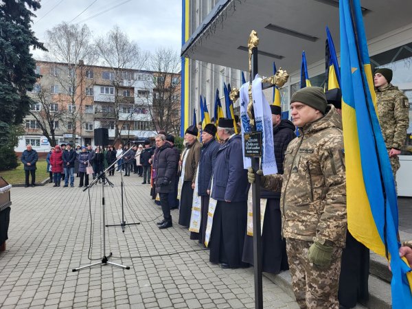 Прощавай, «Батя»: у Ковелі віддали останню шану воїну, захиснику, Герою Володимиру Крисюку Прощавай, «Батя»: у Ковелі віддали останню шану воїну, захиснику, Герою Володимиру Крисюку