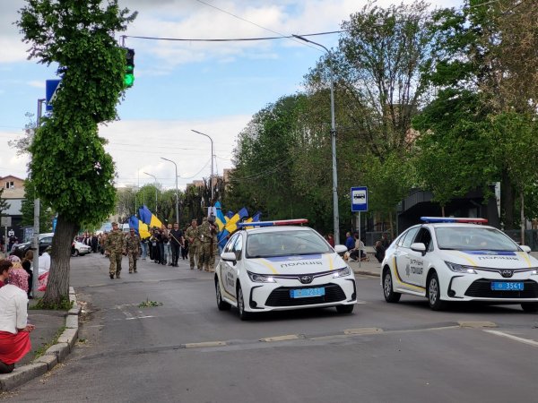 У Ковелі провели у Небесне військо 35-річного сержанта поліції Дмитра Сергієнка У Ковелі провели у Небесне військо 35-річного сержанта поліції Дмитра Сергієнка