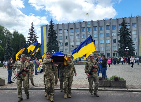 Довгий шлях до рідної землі: наша громада прощається з воїном Віктором Дорощуком, життя якого обірвалось у липні минулого року
