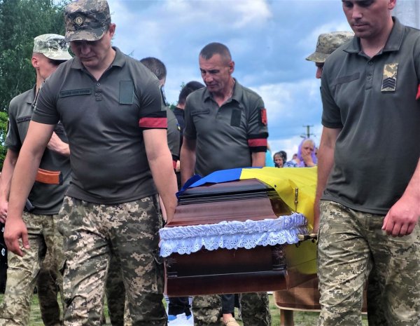 Ніхто не стримував сліз: у Ковелі попрощалися з загиблим захисником Сергієм Димарчуком