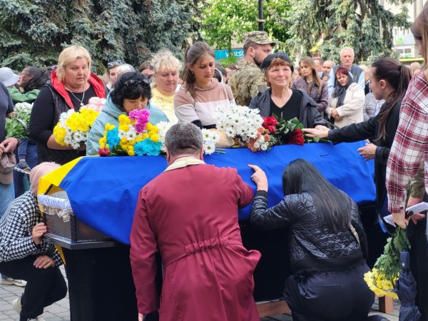 У Ковелі провели у Небесне військо 35-річного сержанта поліції Дмитра Сергієнка У Ковелі провели у Небесне військо 35-річного сержанта поліції Дмитра Сергієнка