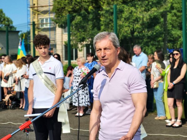 Це неймовірні моменти: для ковельських школярів пролунав останній дзвоник