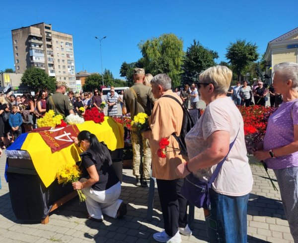 Ковель попрощався із Захисником Олегом Бортніком, який 22 місяці вважався зниклим безвісти Ковель попрощався із Захисником Олегом Бортніком, який 22 місяці вважався зниклим безвісти
