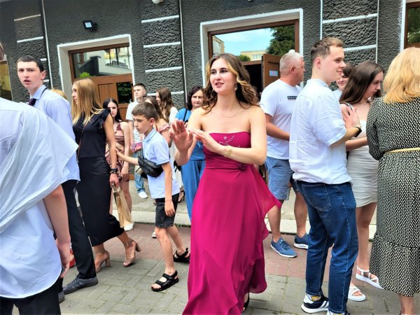 Випускникам ліцею №3 імені Лесі Українки вручили свідоцтва про здобуття повної загальної середньої освіти Випускникам ліцею №3 імені Лесі Українки вручили свідоцтва про здобуття повної загальної середньої освіти