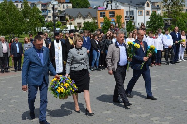 Ковельчани поклали квіти до монумента Тараса Шевченка ФОТО Ковельчани поклали квіти до монумента Тараса Шевченка ФОТО
