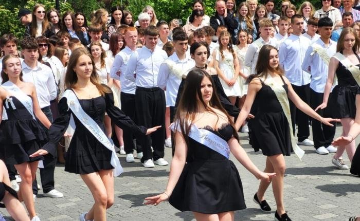 У Ковелі відбувся фестиваль шкільного вальсу: на майданчику станцювали 219 пар