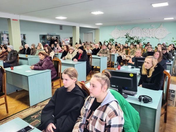 Запалили свічки та поклали символічні букети з колосками до меморіальної стели: у Ковелі вшанували пам’ять жертв голодоморів