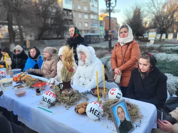 Порожні місця за різдвяним столом: у Ковелі вшанували тих, на кого чекають удома Порожні місця за різдвяним столом: у Ковелі вшанували тих, на кого чекають удома