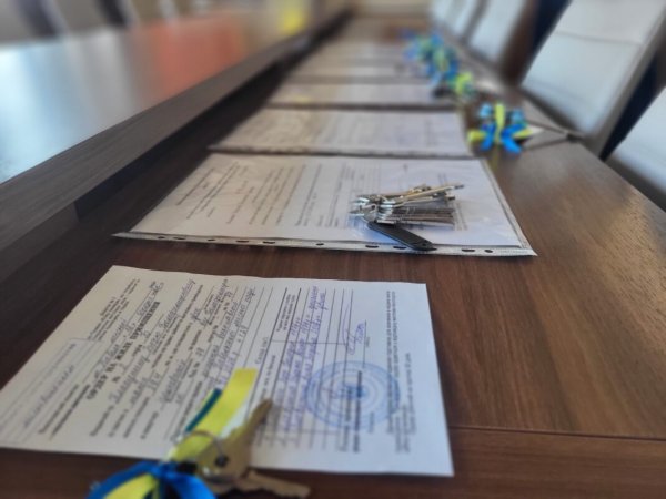 У Ковелі ветеран війни та п’ять родин переселенців отримали ключі від квартир У Ковелі ветеран війни та п’ять родин переселенців отримали ключі від квартир