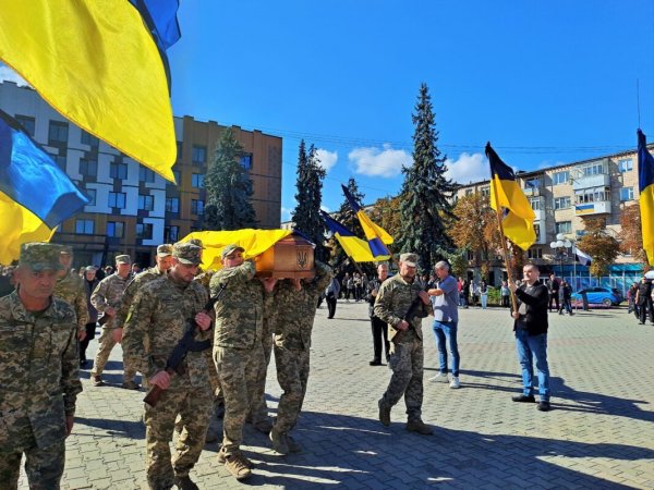 Навіки в строю: у Ковелі попрощалися із 37-річним воїном Дмитром Бондаруком Навіки в строю: у Ковелі попрощалися із 37-річним воїном Дмитром Бондаруком