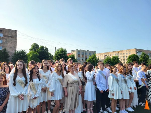 Це неймовірні моменти: для ковельських школярів пролунав останній дзвоник