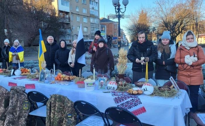 Порожні місця за різдвяним столом: у Ковелі вшанували тих, на кого чекають удома
