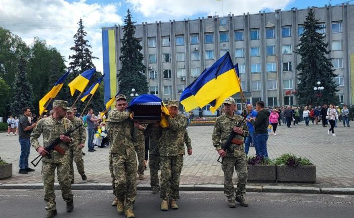 Довгий шлях до рідної землі: наша громада прощається з воїном Віктором Дорощуком, життя якого обірвалось у липні минулого року