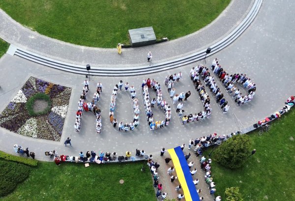 Біля пам’ятника Тарасу Шевченку у барвистих вишиванках мешканці міста створили назву «Ковель»