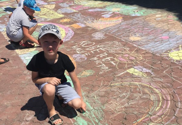 Юні ковельчани малювали рідне місто кольоровою крейдою ФОТО Юні ковельчани малювали рідне місто кольоровою крейдою ФОТО