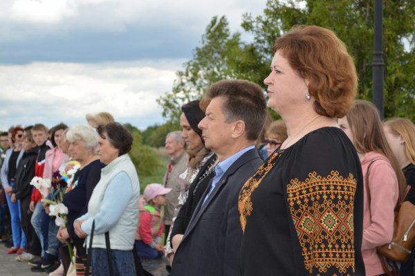 Ковельчани поклали квіти до монумента Тараса Шевченка ФОТО Ковельчани поклали квіти до монумента Тараса Шевченка ФОТО