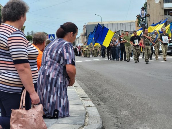 У Ковелі провели в останню земну дорогу військових побратимів: Юрія Лобанова та Юрія Кисляка У Ковелі провели в останню земну дорогу військових побратимів: Юрія Лобанова та Юрія Кисляка