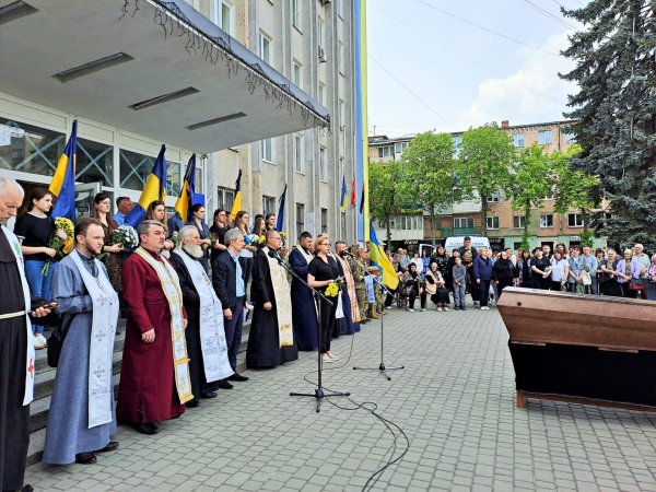 Назавжди в строю: ковельчани провели в останню земну дорогу молодого воїна Владислава Андрусика