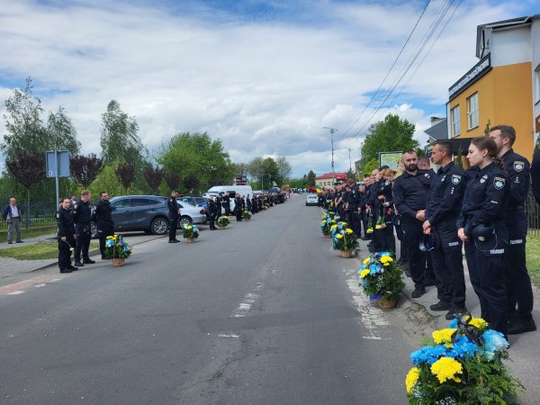 У Ковелі провели у Небесне військо 35-річного сержанта поліції Дмитра Сергієнка У Ковелі провели у Небесне військо 35-річного сержанта поліції Дмитра Сергієнка
