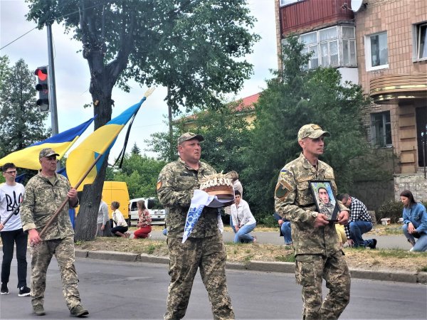 Небесне воїнство поповнилось ангелом у білій вишиванці: У Ковелі попрощались з загиблим Героєм Андрієм Михайленком