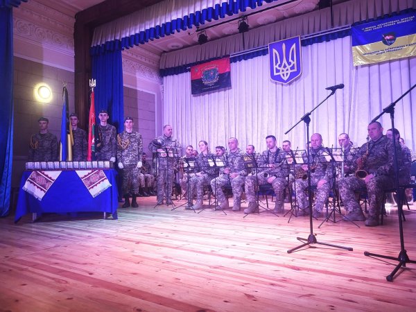 У Ковелі представники 14 ОМБр вручили пам’ятні відзнаки «Князівський хрест Героя «Навіки в строю» сім’ям загиблих побратимів