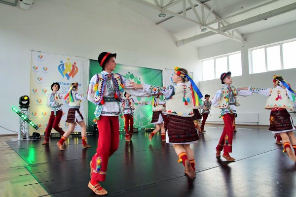 Ансамбль танцю “Барвінок” вдало виступив на фестивалі в Буковелі Ансамбль танцю “Барвінок” вдало виступив на фестивалі в Буковелі