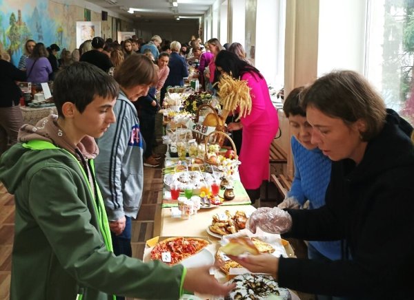 У ліцеї №10 на благодійному заході зібрали понад 111 тисяч гривень на підтримку ЗСУ