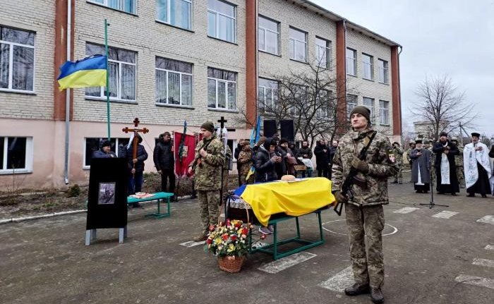 Остання шана воїнові: у Тойкуті провели в останню дорогу Героя Петра Ілюшика