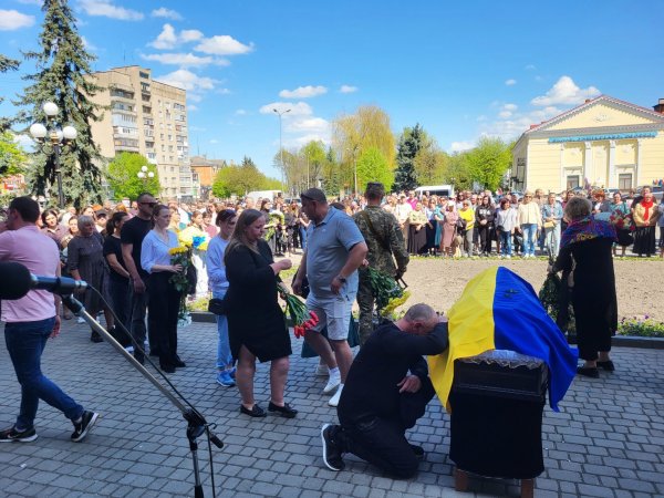 Ковельська громада провела в останню земну дорогу Героя Віктора Батюшкіна