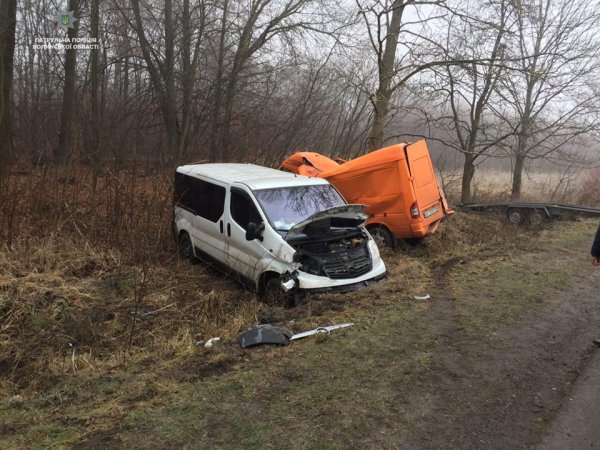 Три автомобілі у кюветі: наслідки туману, ожеледиці та поганої видимості ФОТО