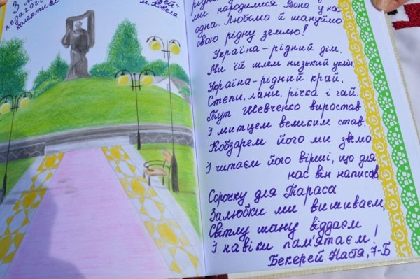 У день вишиванки ковельчани оздоблювали велетенську сорочку для Кобзаря У день вишиванки ковельчани оздоблювали велетенську сорочку для Кобзаря