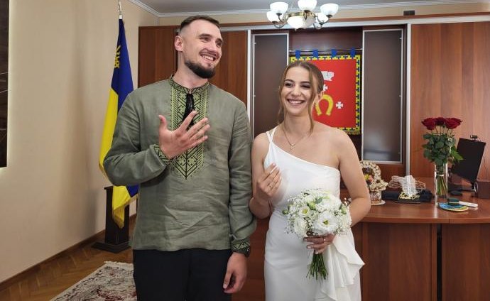 У ЦНАПі Ковеля військовий з коханою першими зареєстрували шлюб