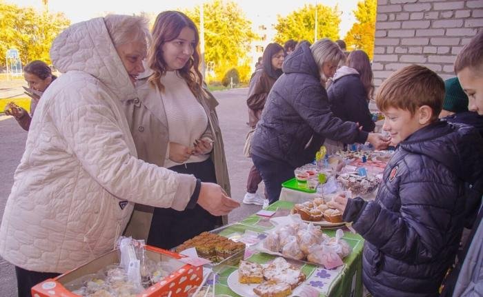 Благодійний ярмарок у Ковельському ліцеї №11 зібрав понад 250 тисяч гривень для ЗСУ: зворушив вчинок першокласниці