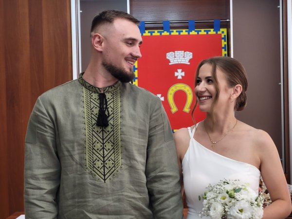 У ЦНАПі Ковеля військовий з коханою першими зареєстрували шлюб У ЦНАПі Ковеля військовий з коханою першими зареєстрували шлюб