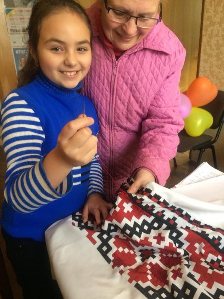 Ковельчани продовжують вишивати велетенську сорочку Кобзарю Ковельчани продовжують вишивати велетенську сорочку Кобзарю