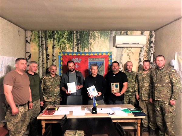 Міський голова Ігор Чайка разом зі своїми заступниками побували на сході, передали автомобілі та іншу допомогу військовим