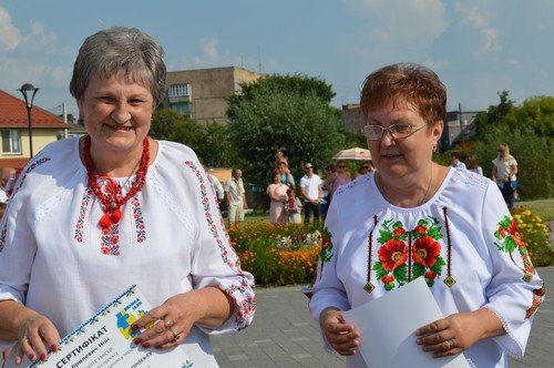 Фінал патріотичної акції "З Батьківщиною в серці" зібрав кількасот людей біля пам'ятника Кобзарю у Ковелі Фінал патріотичної акції "З Батьківщиною в серці" зібрав кількасот людей біля пам'ятника Кобзарю у Ковелі