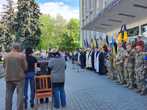 У Ковелі провели у Небесне військо 35-річного сержанта поліції Дмитра Сергієнка У Ковелі провели у Небесне військо 35-річного сержанта поліції Дмитра Сергієнка
